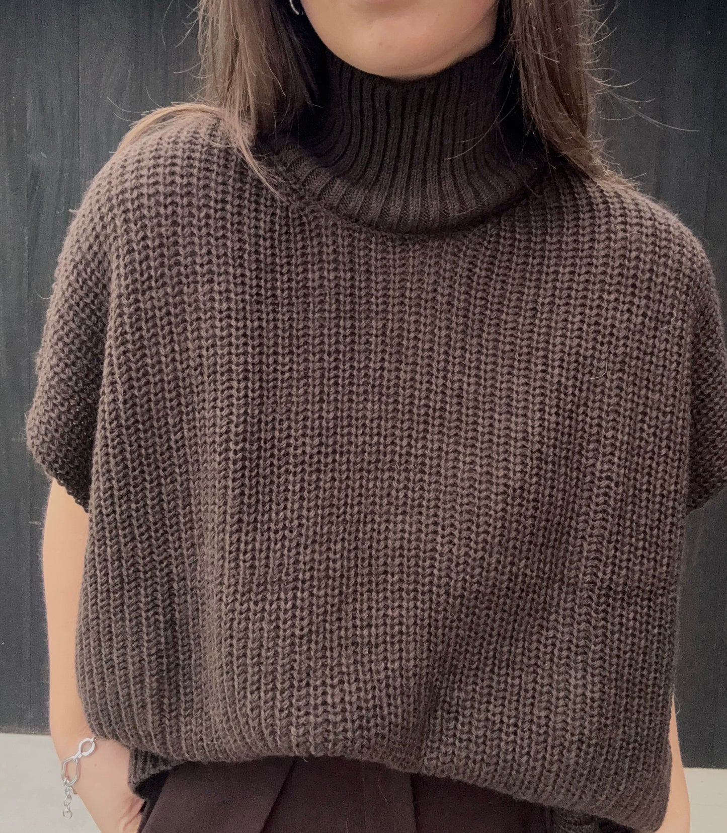 SLEEVELESS KNIT BROWN