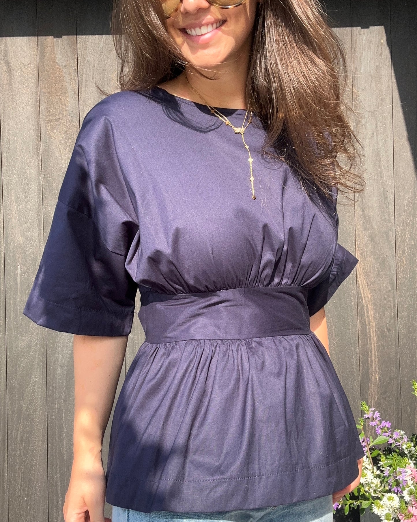 LILY OPEN BACK BLOUSE MET STRIK – DONKERBLAUW