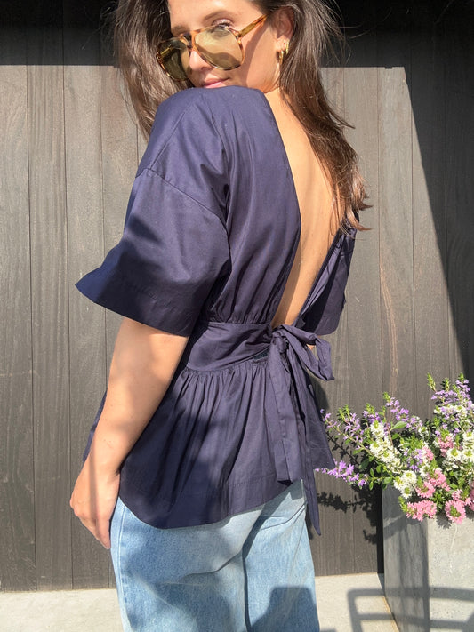 LILY OPEN BACK BLOUSE MET STRIK – DONKERBLAUW