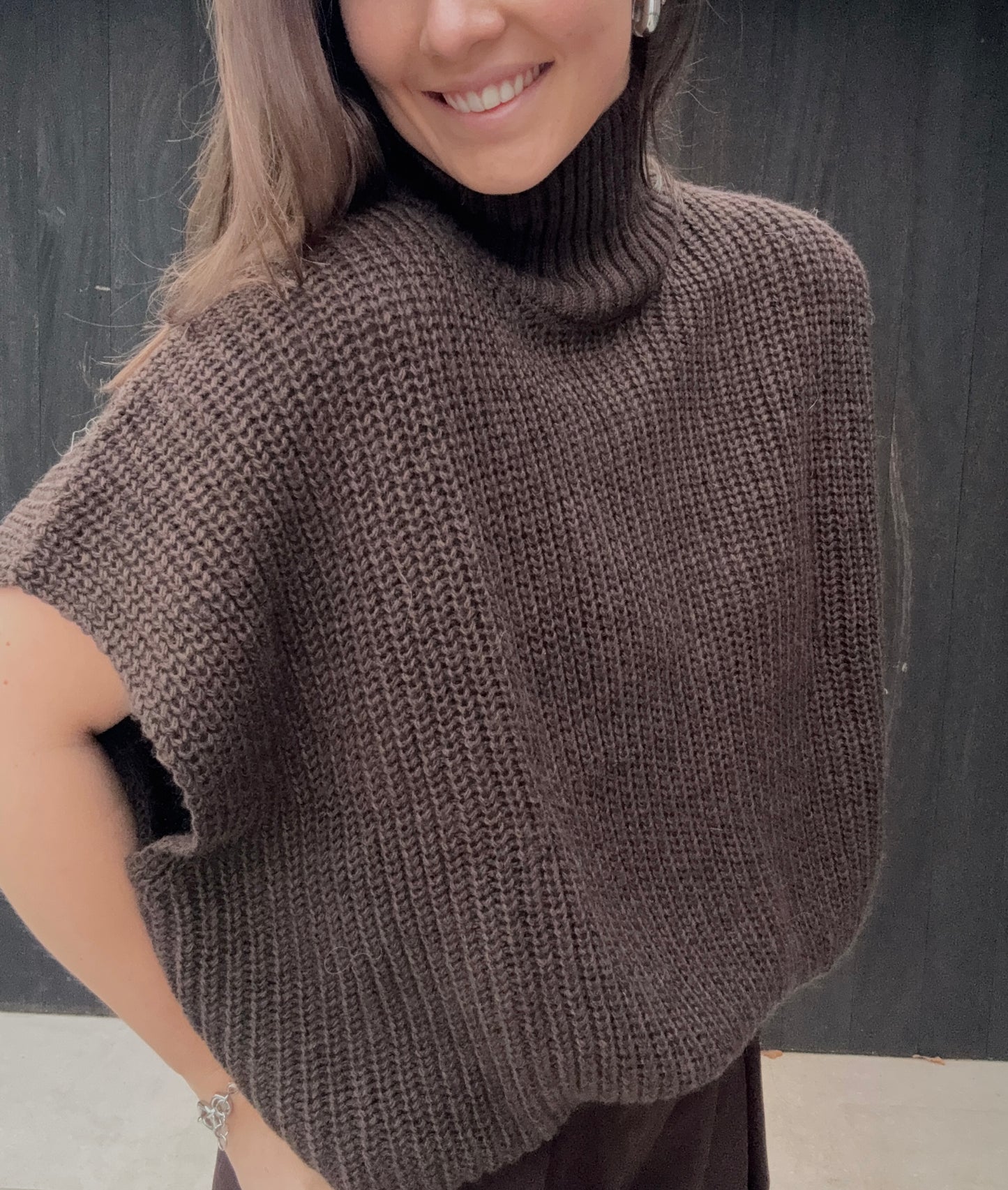 SLEEVELESS KNIT BROWN